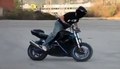Stunt na motocyklach w odjechanym klipie